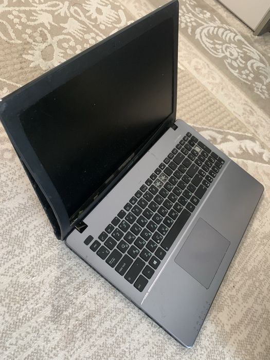 Ноутбук ASUS в рабочем состоянии