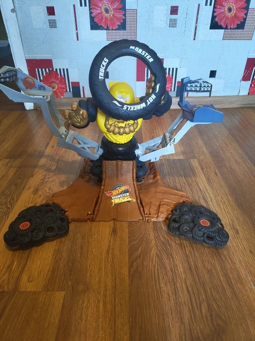 Hot wheels Megarex vs Crashzilla