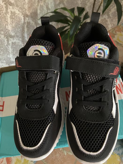 Новые кроссовки для подростка