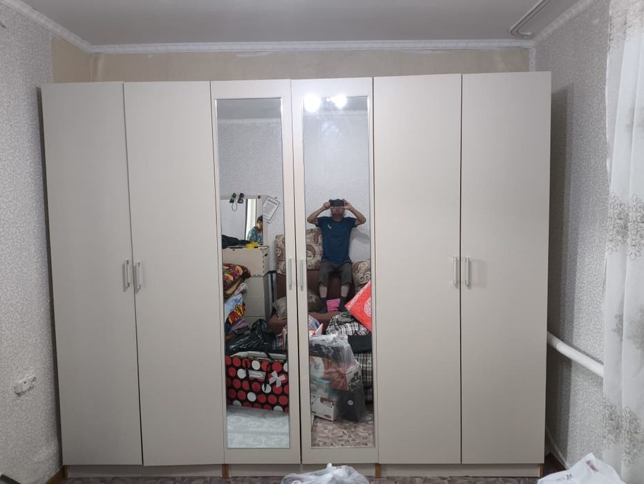 Стол со стульями шкаф