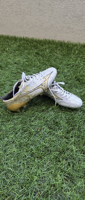 Mizuno Alpha- Sergio Ramos model