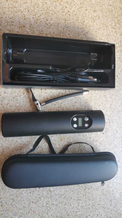 Аккумуляторный компрессор с манометром