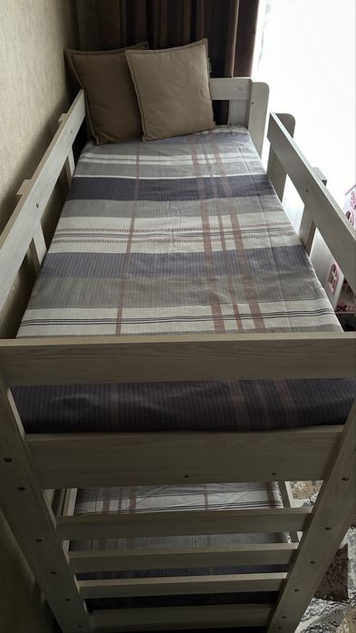 Продаётся 2х ярусная кровать с матрасами, Б/У