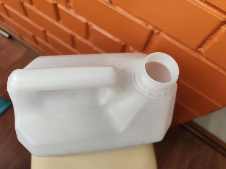 Пластиковые канистры 4 л продам
