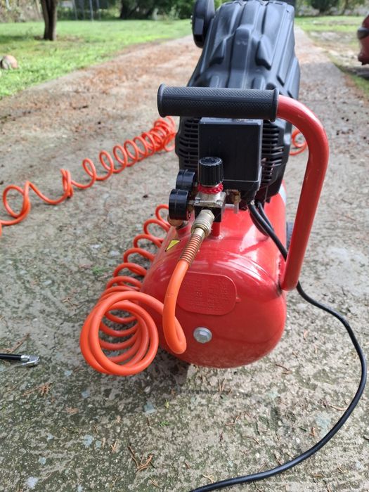 Монофазен бутален компресор Black & Decker