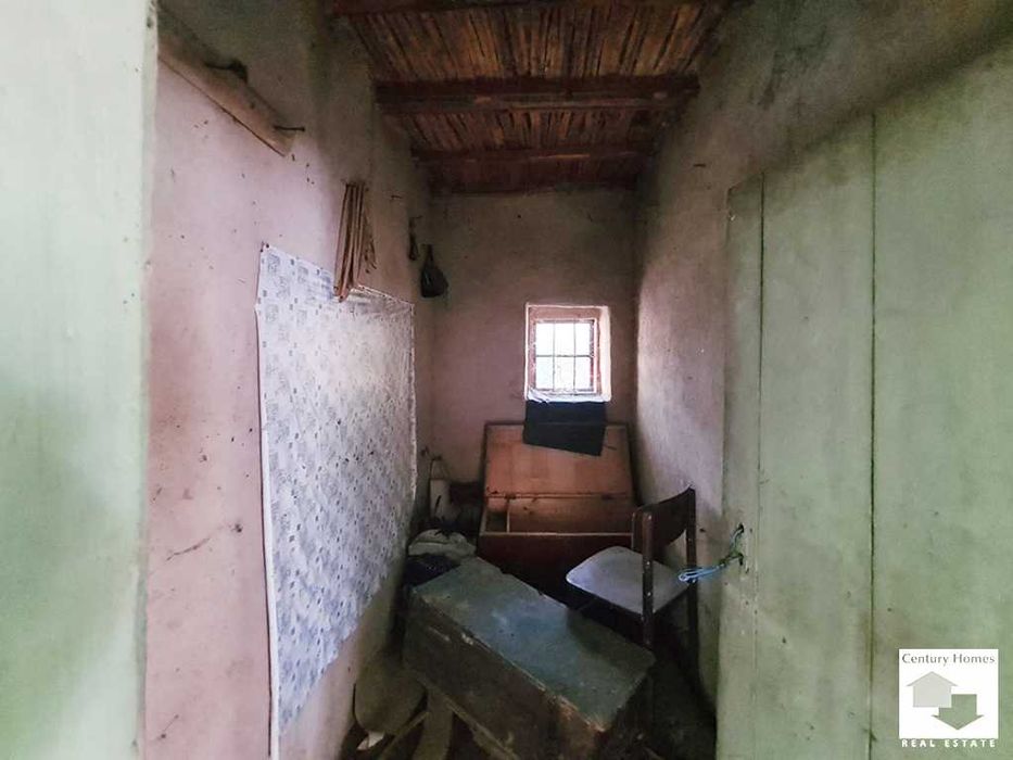 16279 Двуетажна къща с просторен двор, гараж и стопанска постройка в с. Никюп, само на 25 км. от Велико Търново