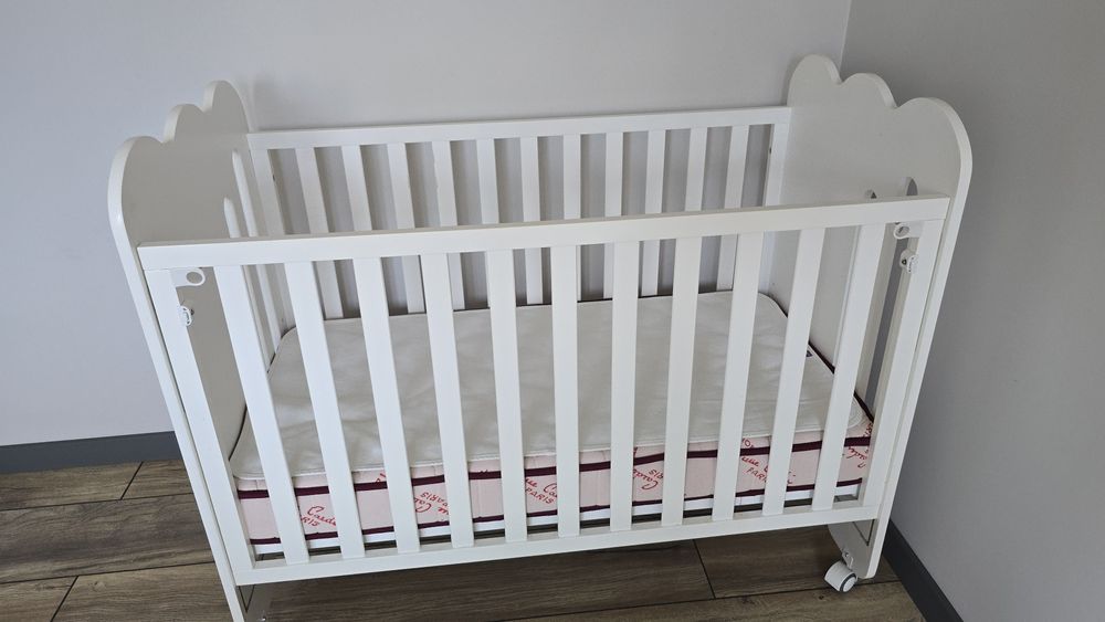 Дървена кошара 60х120 с функция next to me + матрак Magniflex