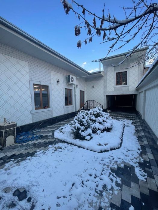 Uy sotiladi 2.2 sotix olmazor tumani Sagbon 12 tor 5 berk kocha 25a uy