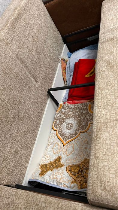 Отдам даром диван с подушками