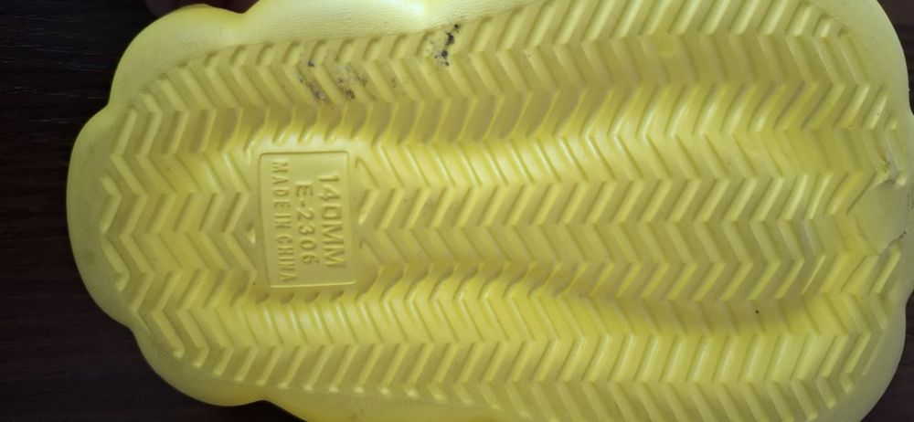 Продам детские кроксы