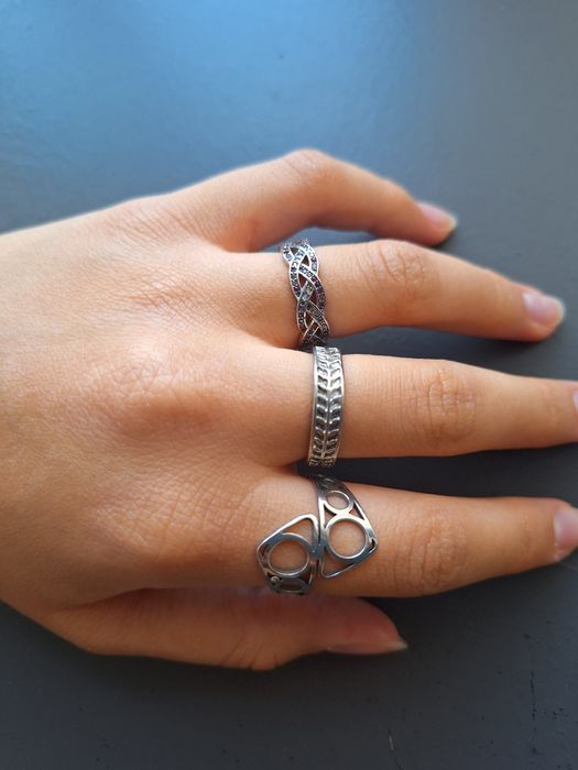 Пръстени с орнаменти и камъчета