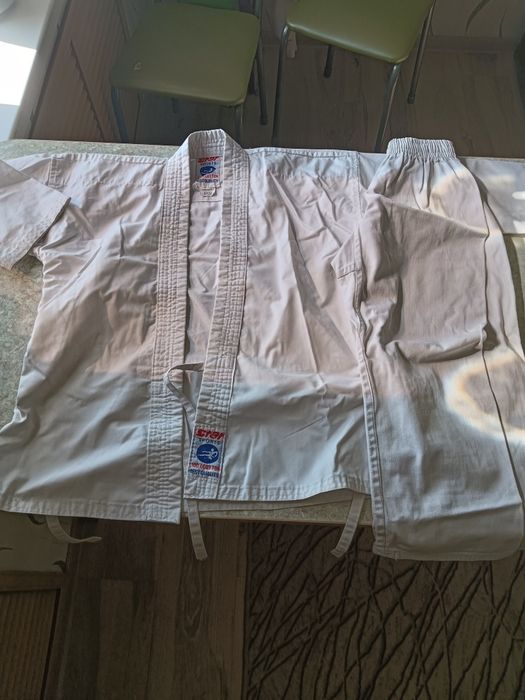 Продам два комплекта кимоно в одни руки.