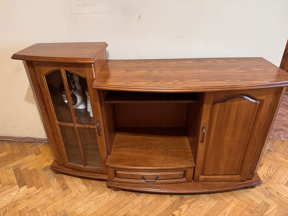 Тв шкаф и портманто от дърво и спалня