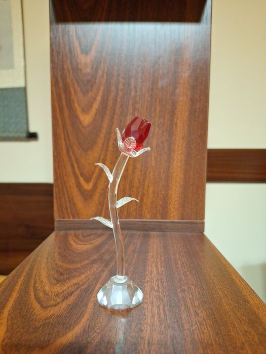 Продавам кристална статуетка роза