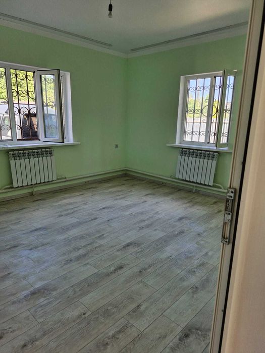 Дача у ручья с новым домом и хозпостройками.