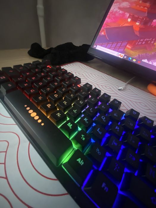 Продам клавятуру есть подсвета