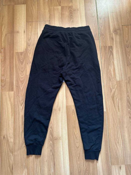 Pantaloni MadeBySociety cu eticheta (nu Nike, Gucci, Adidas, Balenciaga)