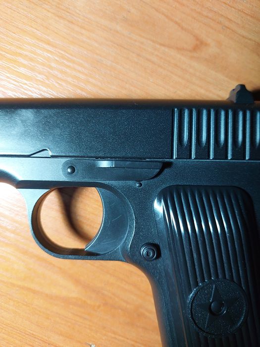 Железный игрушечный пистолет