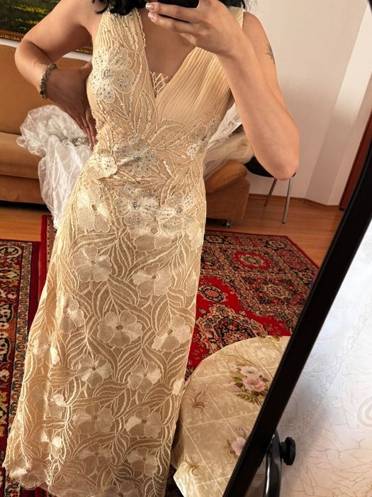 Золотое платье со шлейфом