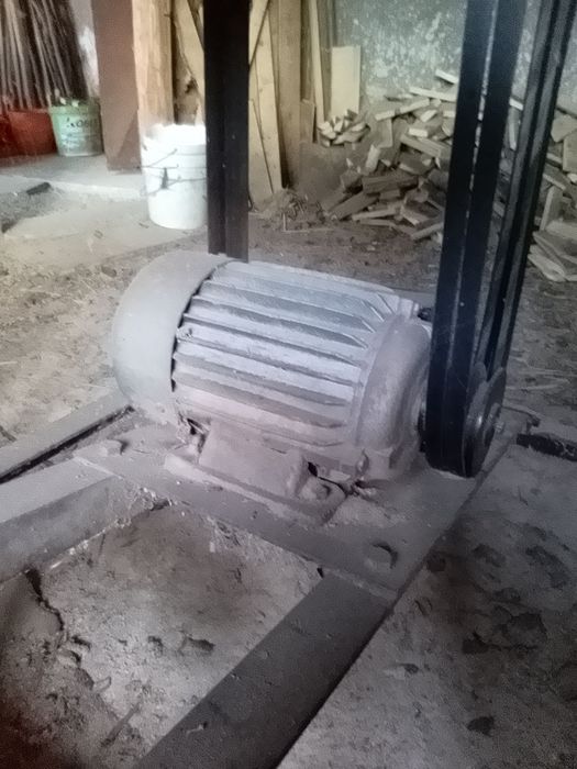 mașina tăiat material lemnos