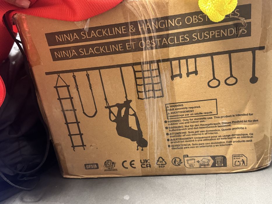 set de traseu cu obstacole și slackline pentru copii (tip Ninja Slackline), ideal pentru montarea în curte între doi copaci