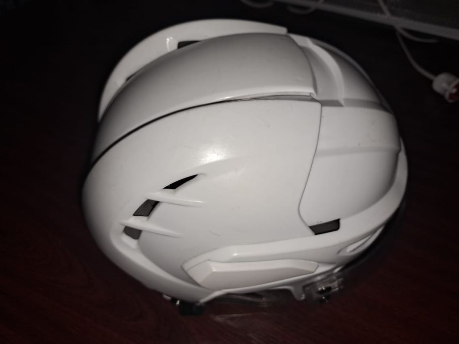 Шлем и клюшка для хоккея