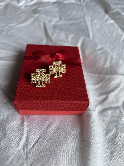 Обеци и гривта Tory Burch