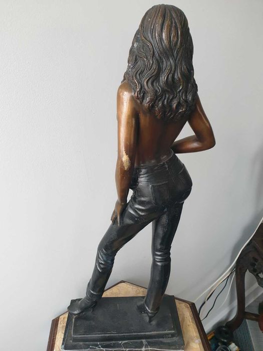 Голяма бронзова скулптура/фигура/статуетка върху мрамор