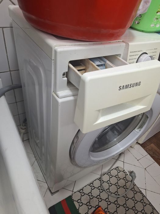 Срочно продаю свою стиральную машину SAMSUNG  работает отлично все