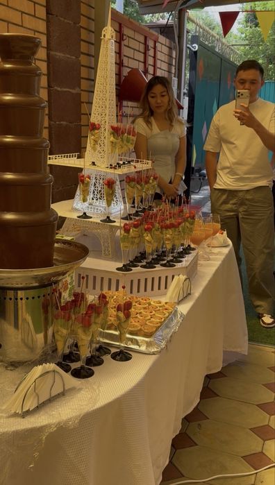 Закуски,фрукты в шоколаде,лимонады в кулерах