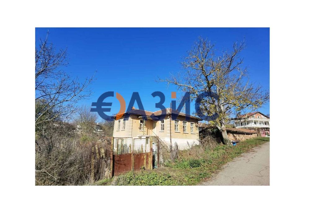 Двуетажна къща от 138 м2 с голям парцел от 1 027 м2 в центъра на С. Кубадин, Общ. Средец, България, 22 500 евро #28926290