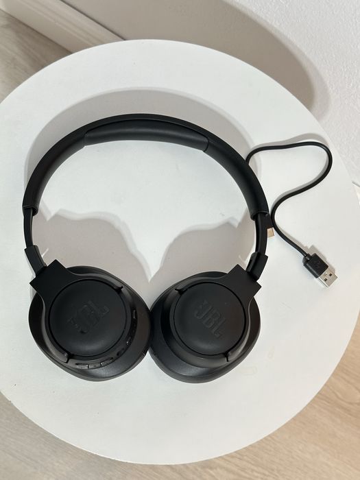 JBL TUNE 760NC aproape noi