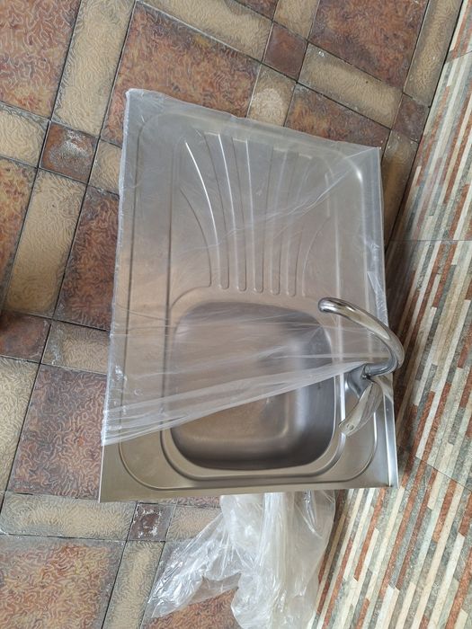 Продается кухонная мойка с смесителем