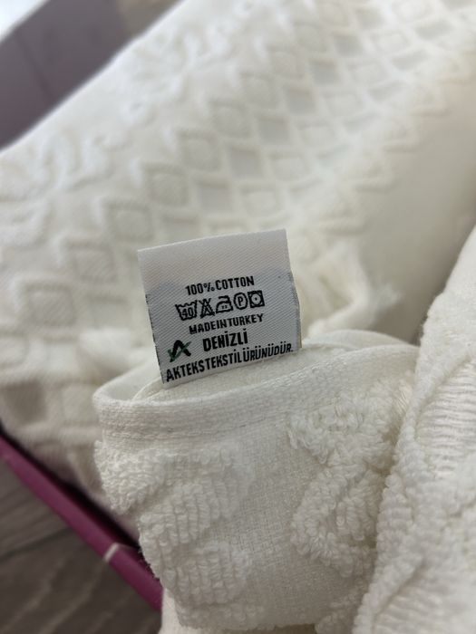 Продам новый набор из 2 полотенец