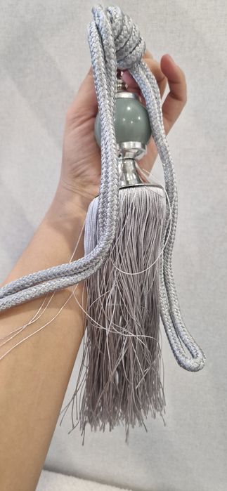 Серые шторы с тюлью и кисточками