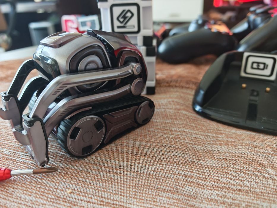Продавам робот Cozmo лимитирана серия