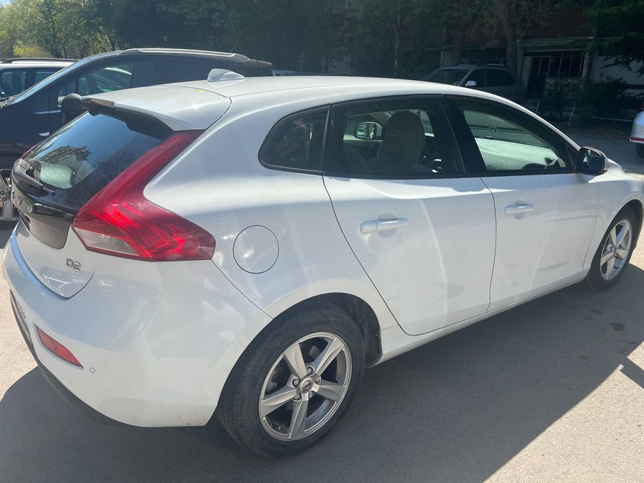 Продавам Волво V40 2.0