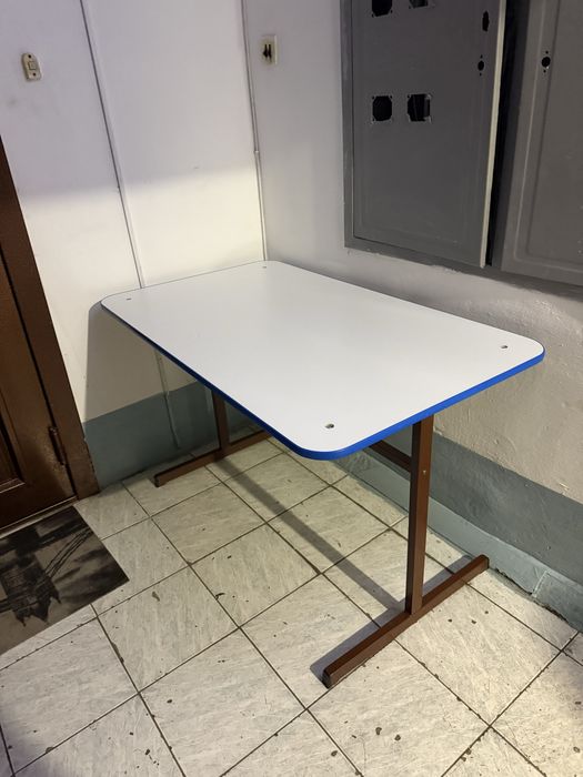 Стол 10.000тг торг есть