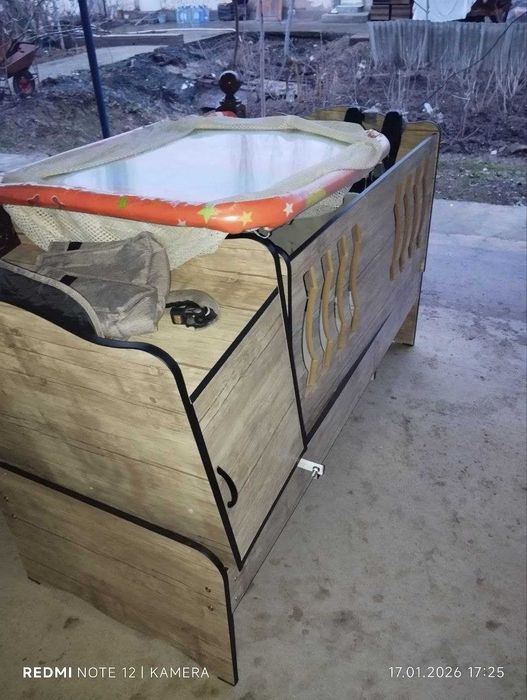 Продаётся детская кровать в комплекте с аксессуарами