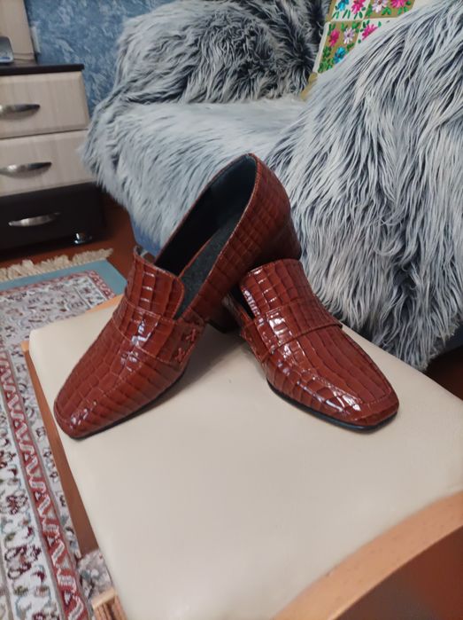 Продаются туфли лакированные.