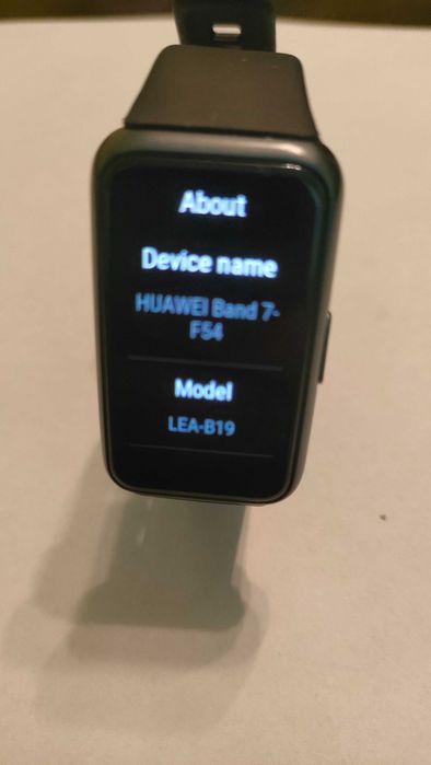 Продавам смарт гривна Huawei Band 7