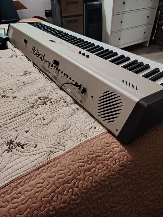 Vând pian digital Roland Stage Piano  FP 5