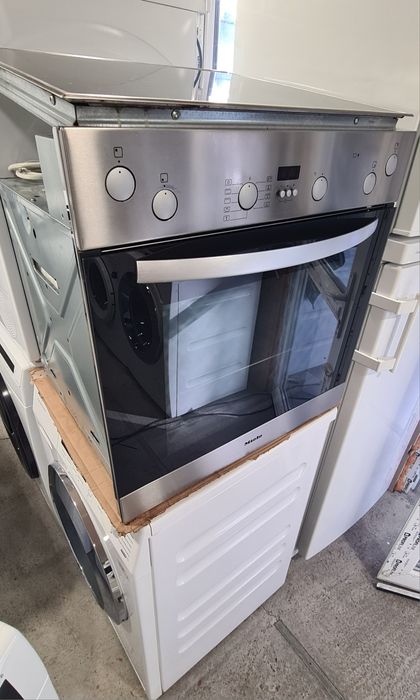 Фурна за вграждане Miele в к-т със стъклокерамични котлони