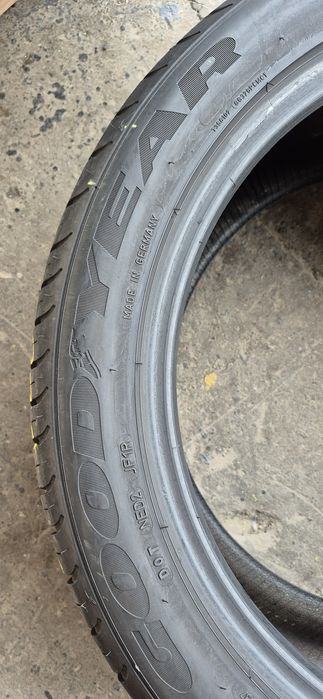 2 anvelope vara runflat Goodyear 275/40/19.Pretul este pe bucata.