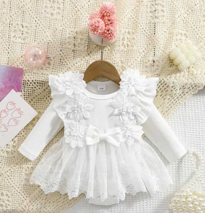 Нежна бяла бебешка рокличка 0–3 месеца – НОВА