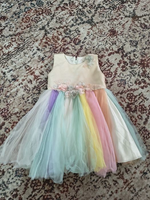 Продаются платья очень красивые и нежные для маленьких принцесс.