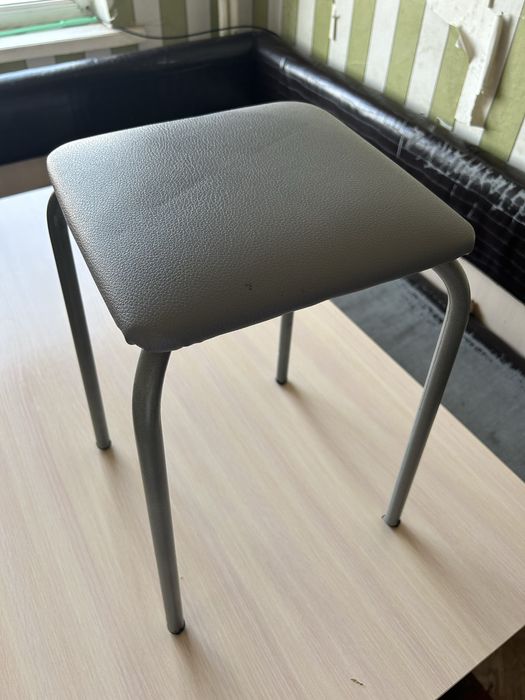 Продается кухонный уголок с 5 стульями