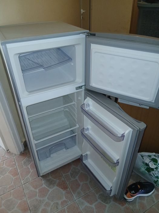 Хладилник с малък хризер Sharp