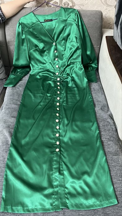 Зеленое атласное платье