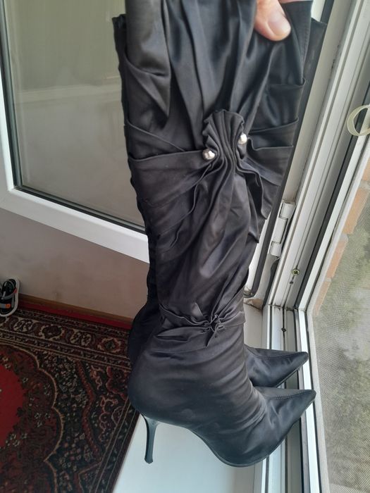 Сапожки  37-37,5 размер. Атласный материал очень элегантно смотрятс